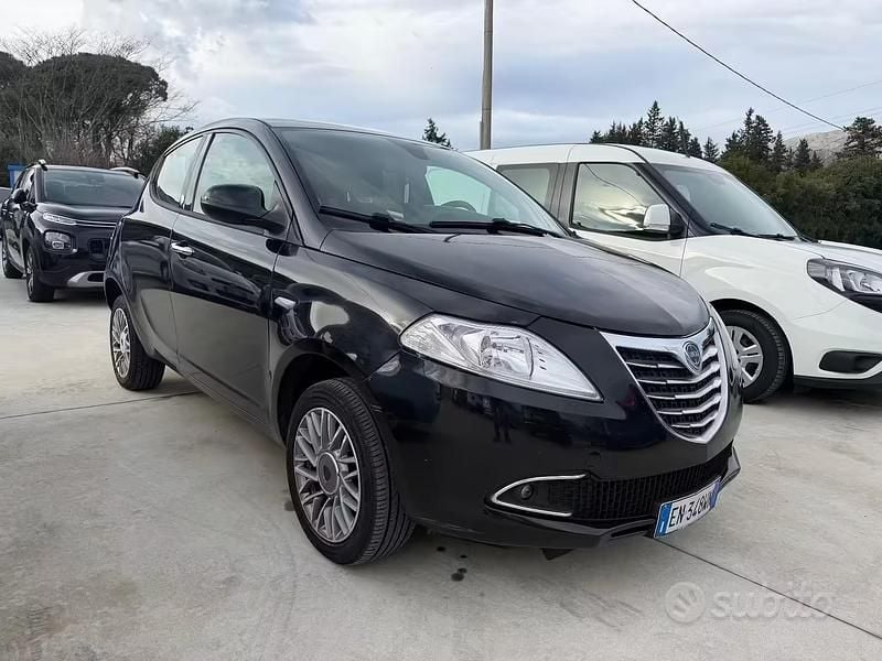 Usata Lancia Ypsilon Silver 85 CV (62 kW) 2013 Viola Utilitaria
