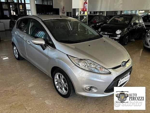 Usata Ford Fiesta Titanium 69 CV (50 kW) 2013 Grigio Utilitaria