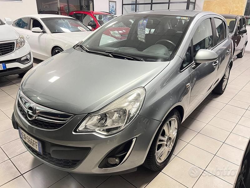 Grigio Usata 2012 Opel Corsa Tre volumi | 4200 € (Buon prezzo) - Immagine 1/4