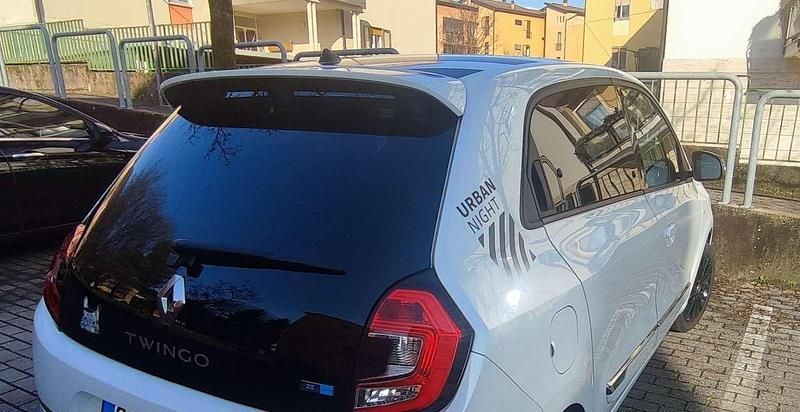 Usata Renault Twingo Urban Night 30 kW (42 CV) 2022 Utilitaria