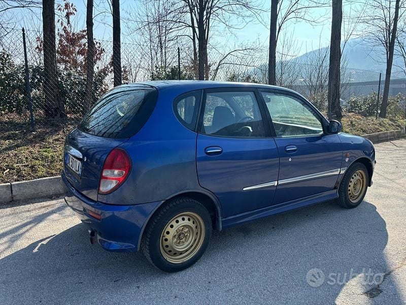 Usata Daihatsu Sirion 102 CV (75 kW) 2001 Blu Utilitaria