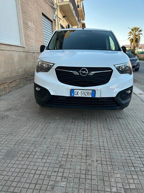 Occasion Opel Combo Edition 102 ch (75 kW) 2022 Blanc Monospace