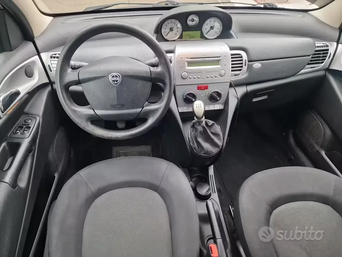 Usata Lancia Ypsilon 69 CV (50 kW) 2011 Viola Utilitaria