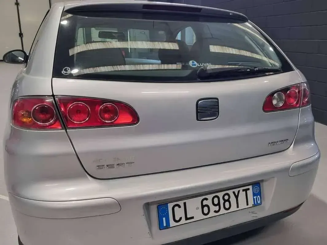 Usata Seat Ibiza Stella 64 CV (47 kW) 2003 Argento Utilitaria