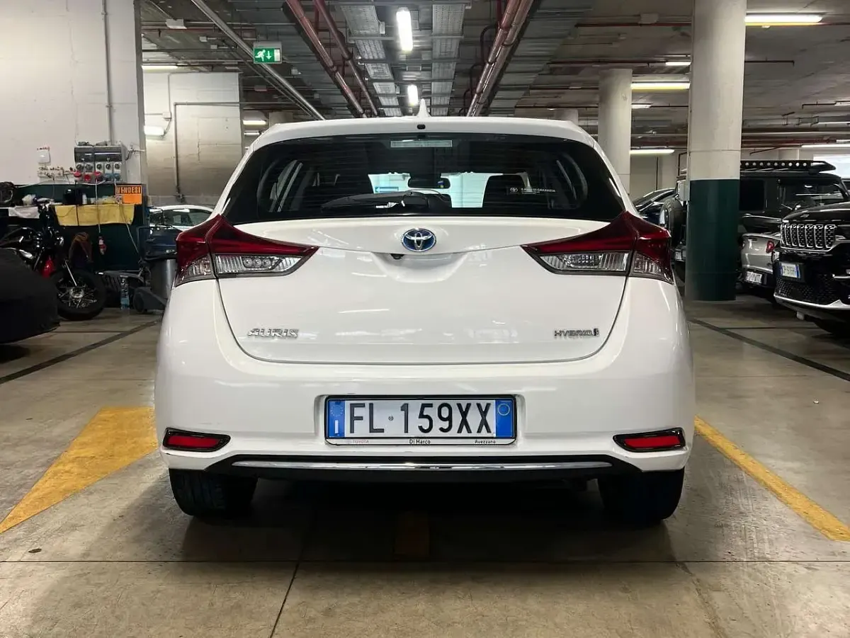 Usata Toyota Auris Hybrid Business Edition 99 CV (72 kW) 2018 Bianco Berlina