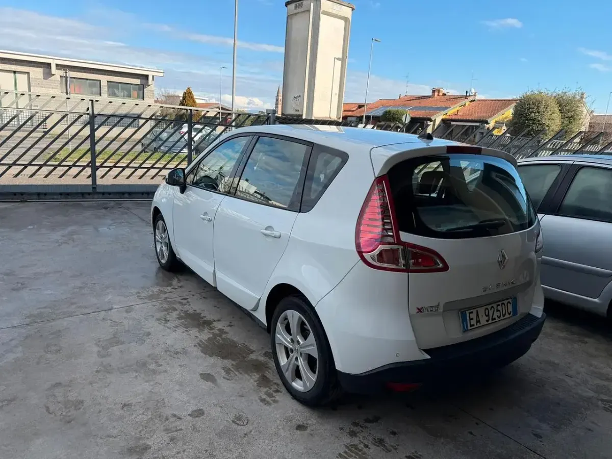 Usata Renault Grand Scénic II 110 CV (80 kW) 2009 Bianco Monovolume