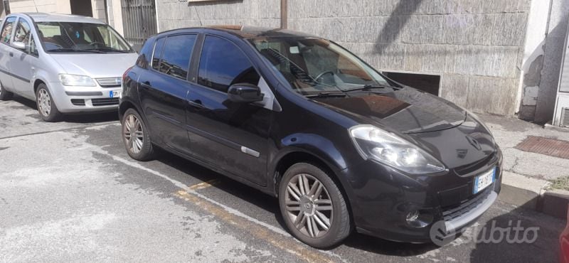 Nero Usata 2011 Renault Clio II Due volumi | 2950 € (Buon prezzo) - Immagine 1/4