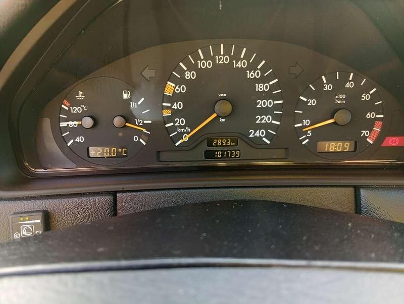 Usata Mercedes E200 Elegance 136 CV (100 kW) 1998 Argento Berlina