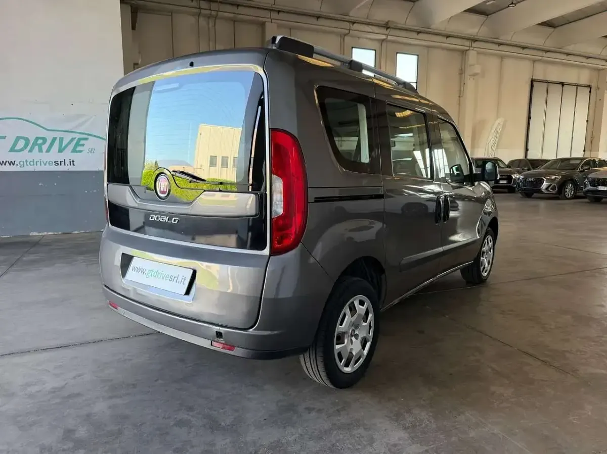 Usata Fiat Doblò Easy 120 CV (88 kW) 2017 Grigio scuro metallizzato Monovolume