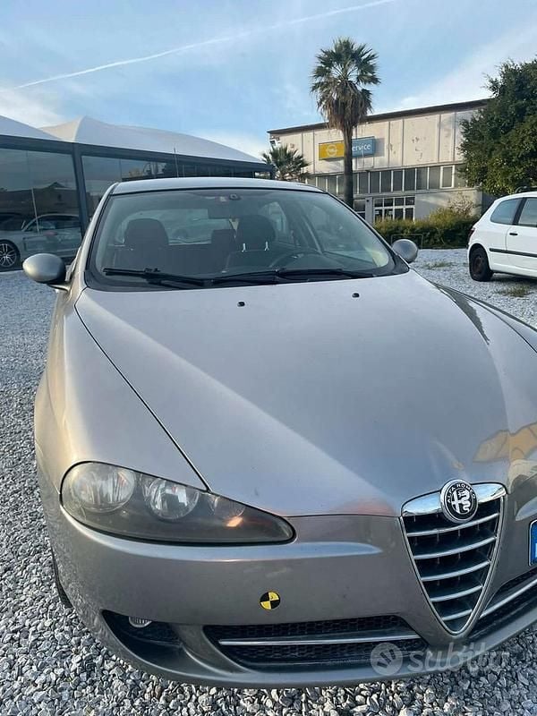Usado Alfa Romeo 147 120 CV (88 kW) 2007 Gris Utilitario