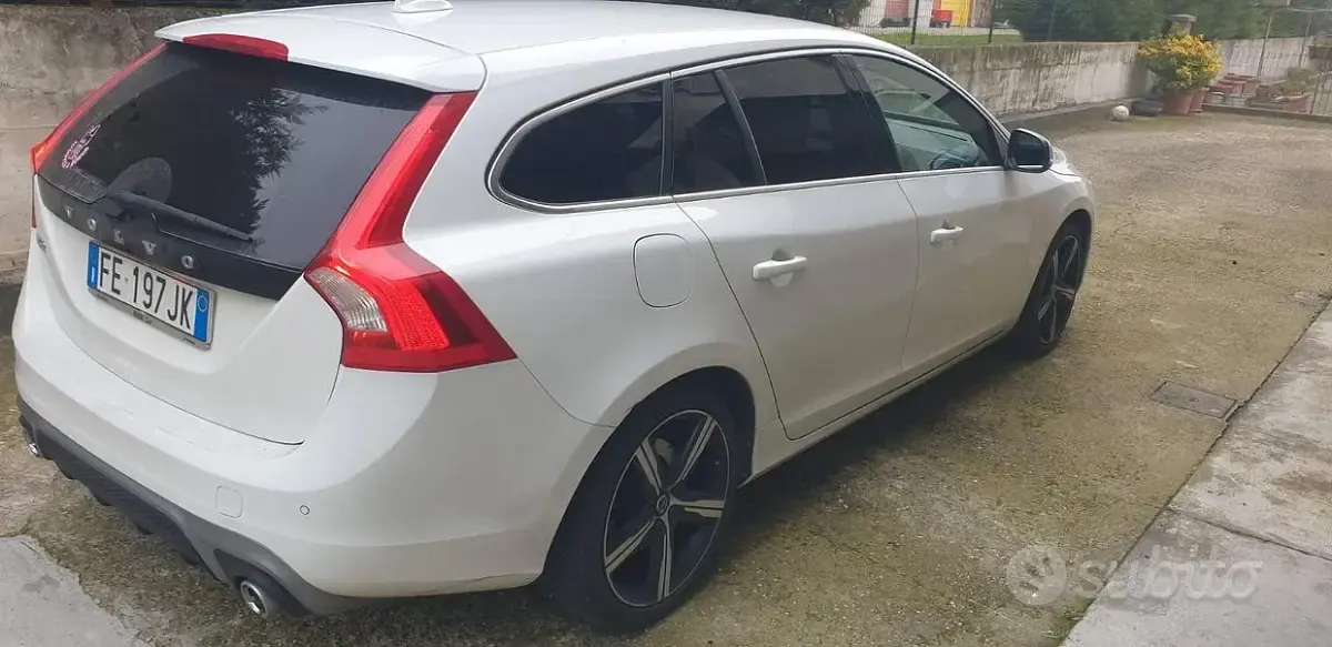 Usata Volvo V60 R-Design 150 CV (110 kW) 2016 Bianco Station wagon