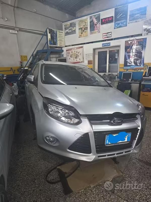 Begagnad Ford Focus Titanium 115 HK (84 kW) 2012 Grå Kombi