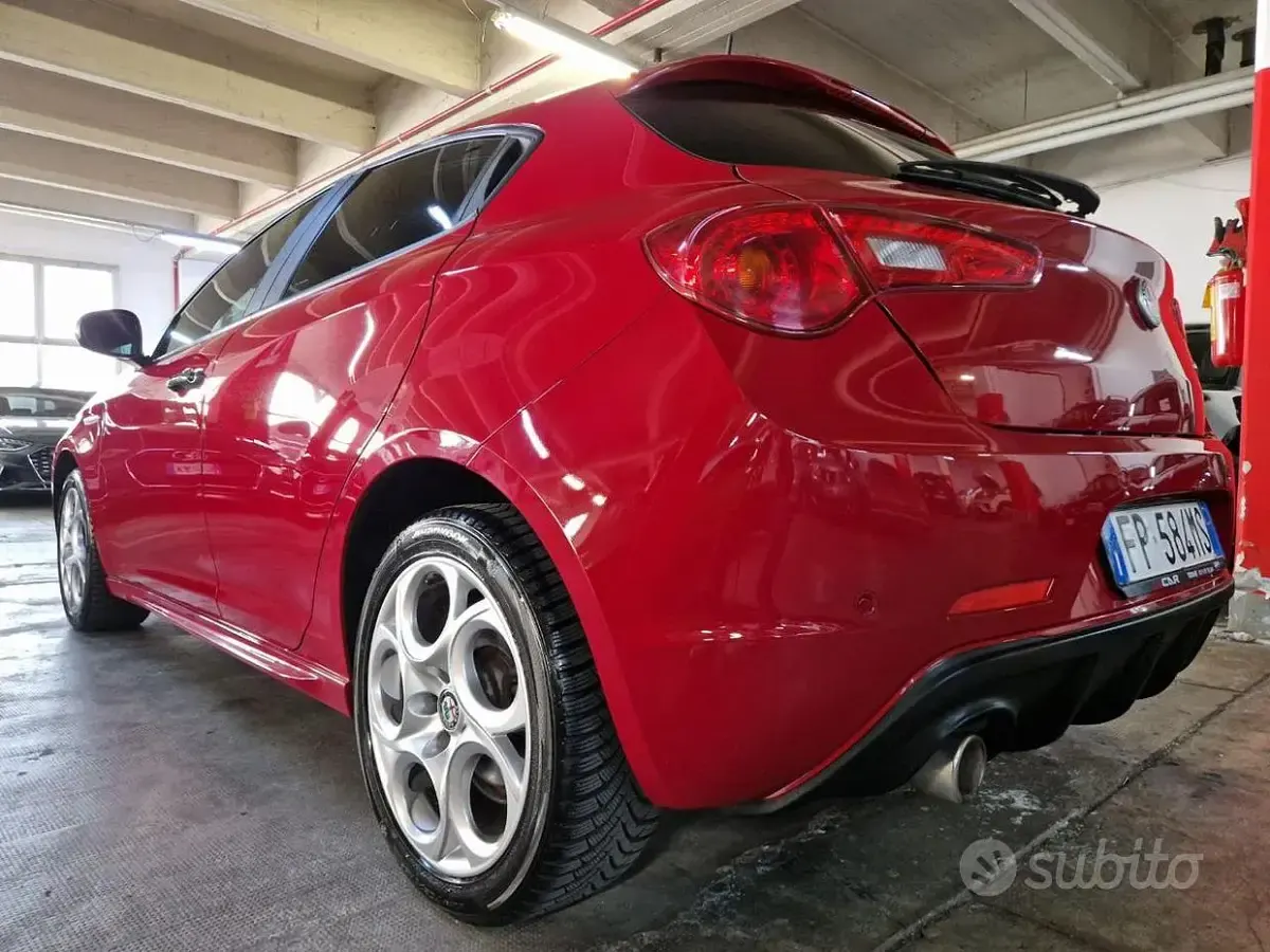 Begagnad Alfa Romeo Giulietta 120 HK (88 kW) 2018 Röd Halvkombi