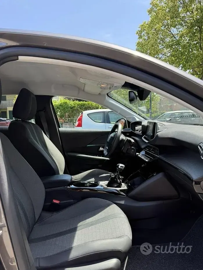 Usata Peugeot 208 Allure 101 CV (74 kW) 2023 Grigio Utilitaria