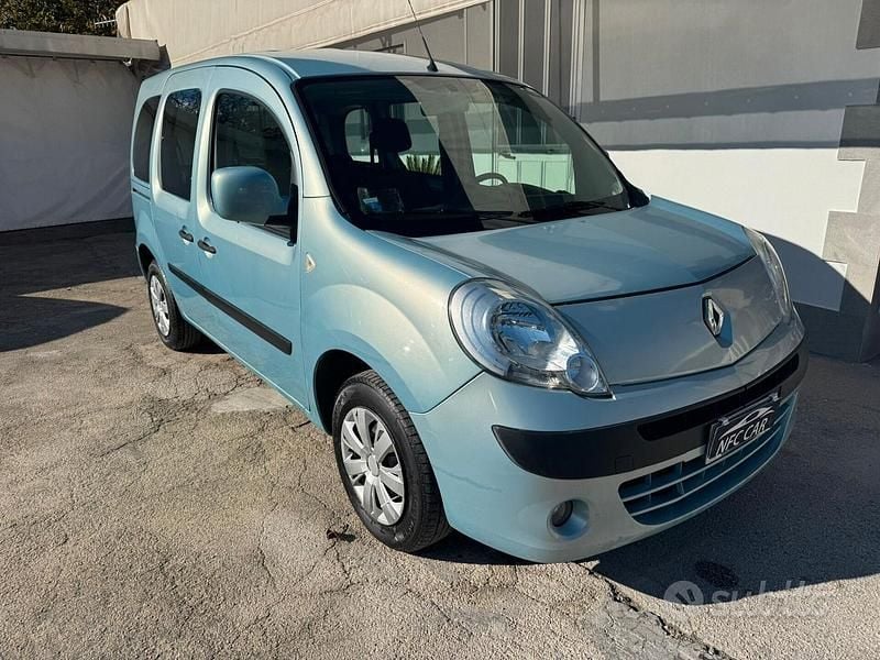 Blu Usata 2012 Renault Kangoo Monovolume | 4000 € (Buon prezzo) - Immagine 1/4