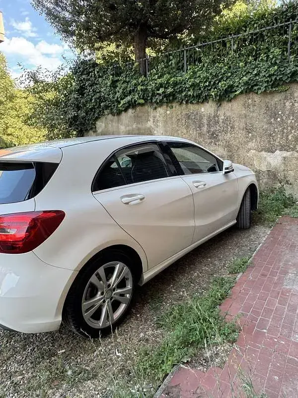 Usata Mercedes A180 109 CV (80 kW) 2016 Bianco Utilitaria
