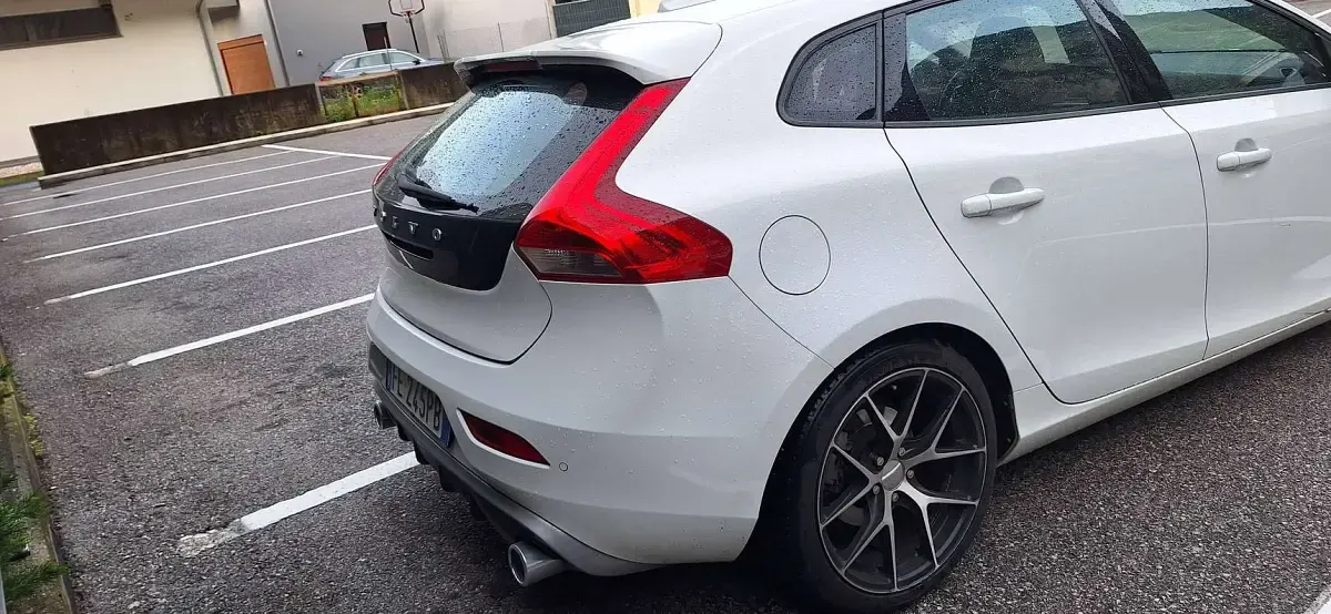 Usata Volvo V40 R-Design Kinetic 120 CV (88 kW) 2016 Bianco Berlina