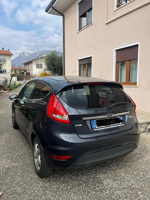 Usata Ford Fiesta 68 CV (50 kW) 2009 Grigio Utilitaria