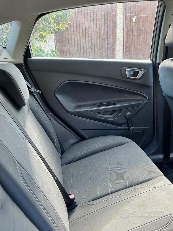 Usata Ford Fiesta 100 CV (73 kW) 2017 Grigio Utilitaria