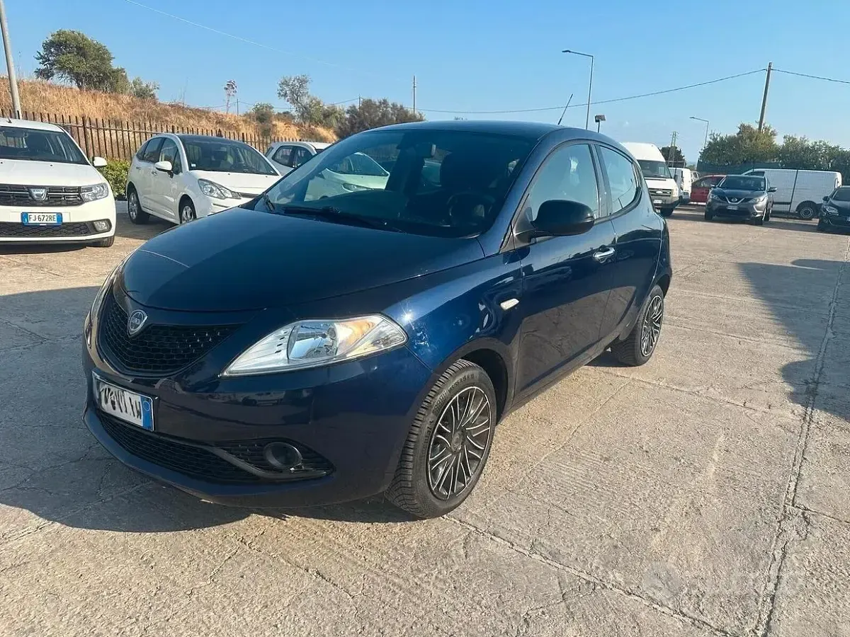 Usata Lancia Ypsilon Gold 69 CV (50 kW) 2018 Bluazzurro Utilitaria