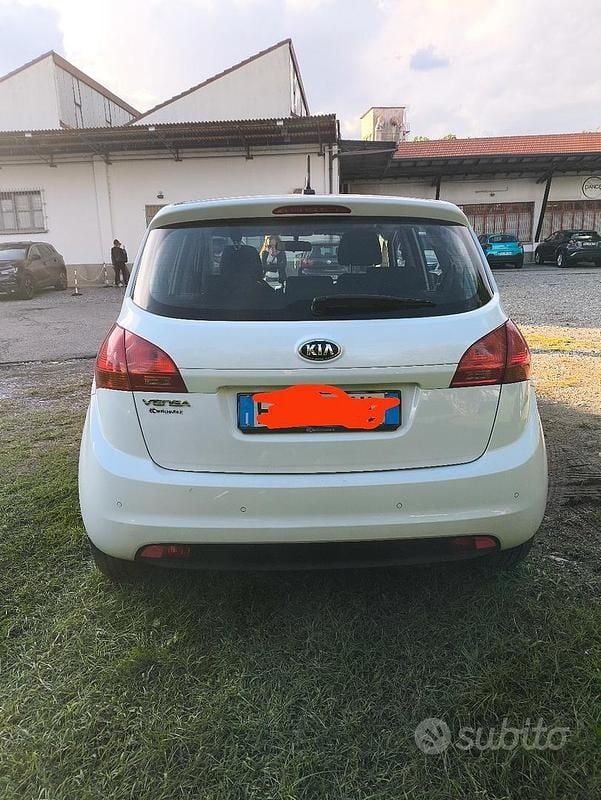 Usata Kia Venga 90 CV (66 kW) 2013 Bianco Utilitaria