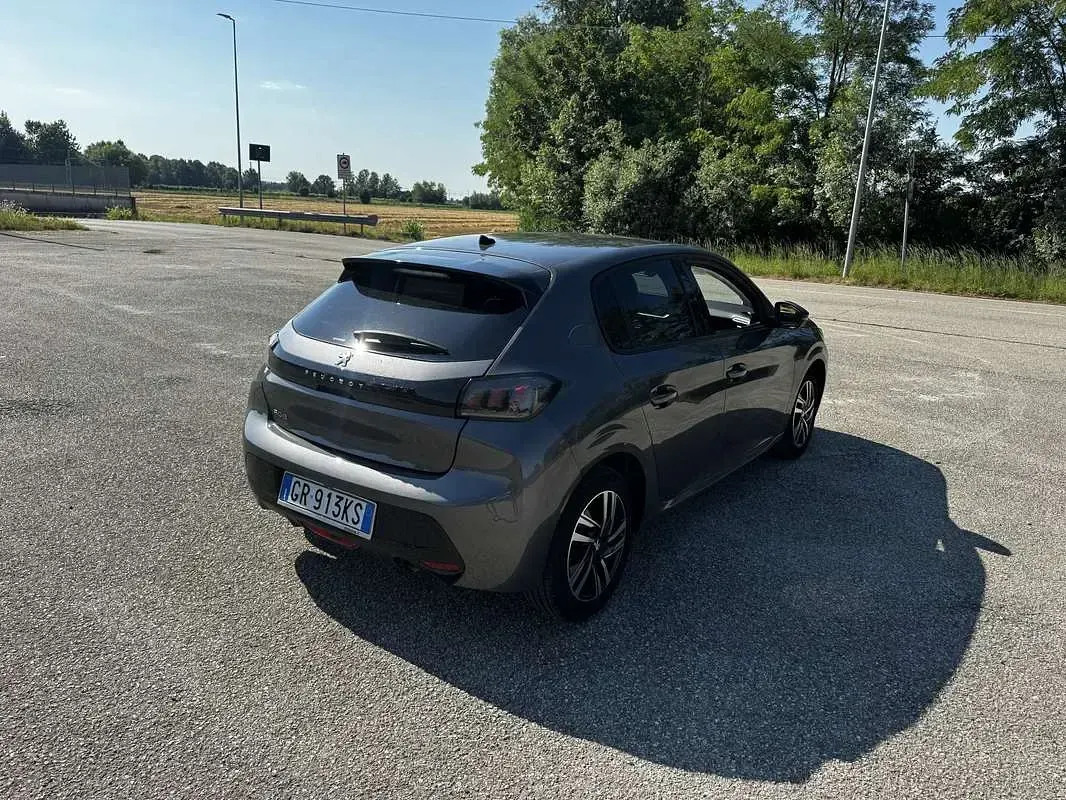 Usata Peugeot 208 Allure 101 CV (74 kW) 2023 Utilitaria