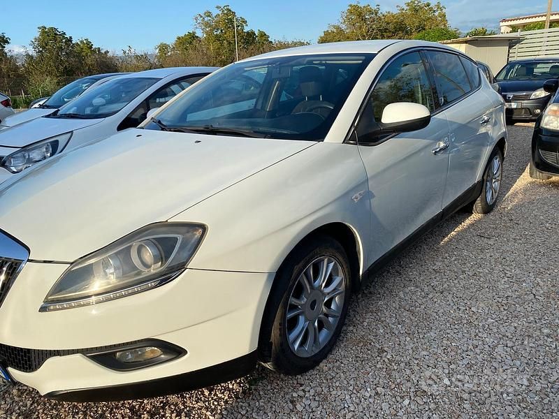 Begagnad Lancia Delta 200 HK (147 kW) 2009 Vit Halvkombi