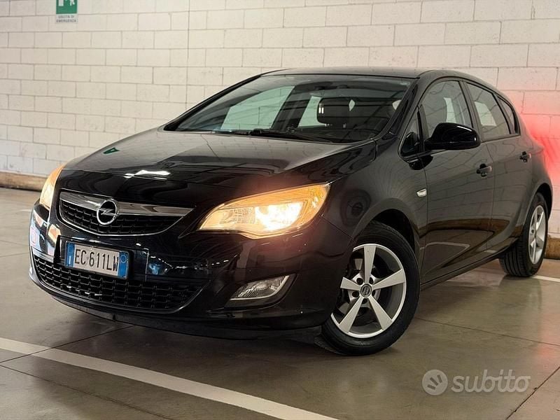 Usata Opel Astra Enjoy 115 CV (84 kW) 2010 Nero Berlina