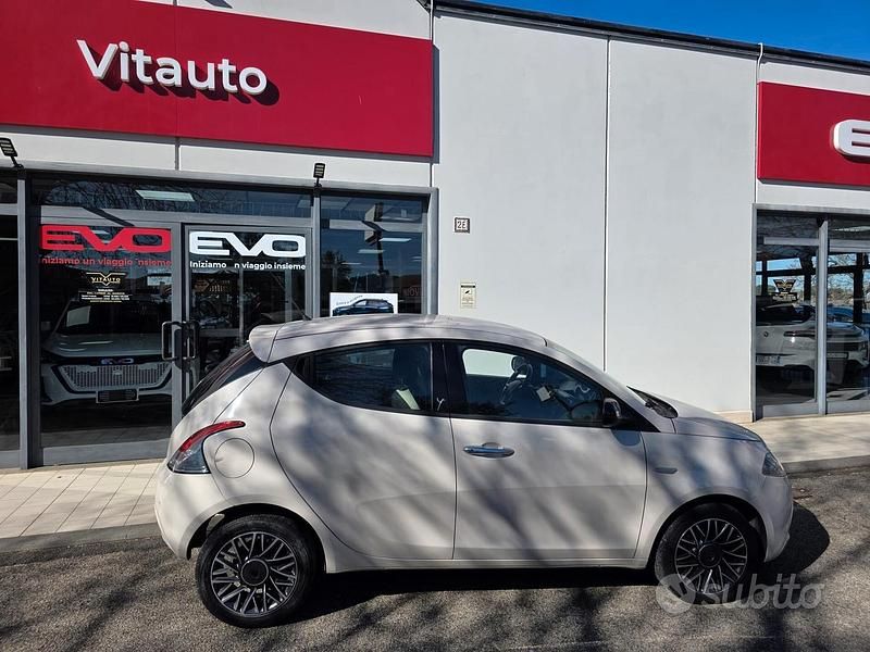 Usata Lancia Ypsilon Gold 69 CV (50 kW) 2016 Beige Utilitaria