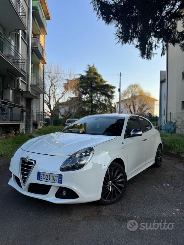Bianco Usata 2010 Alfa Romeo Giulietta Quadrifoglio Due volumi | 12.500 € (Cara) - Immagine 1/4
