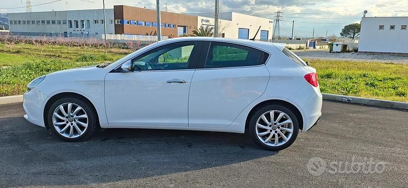 Usata Alfa Romeo Giulietta Super 120 CV (88 kW) 2020 Bianco Utilitaria