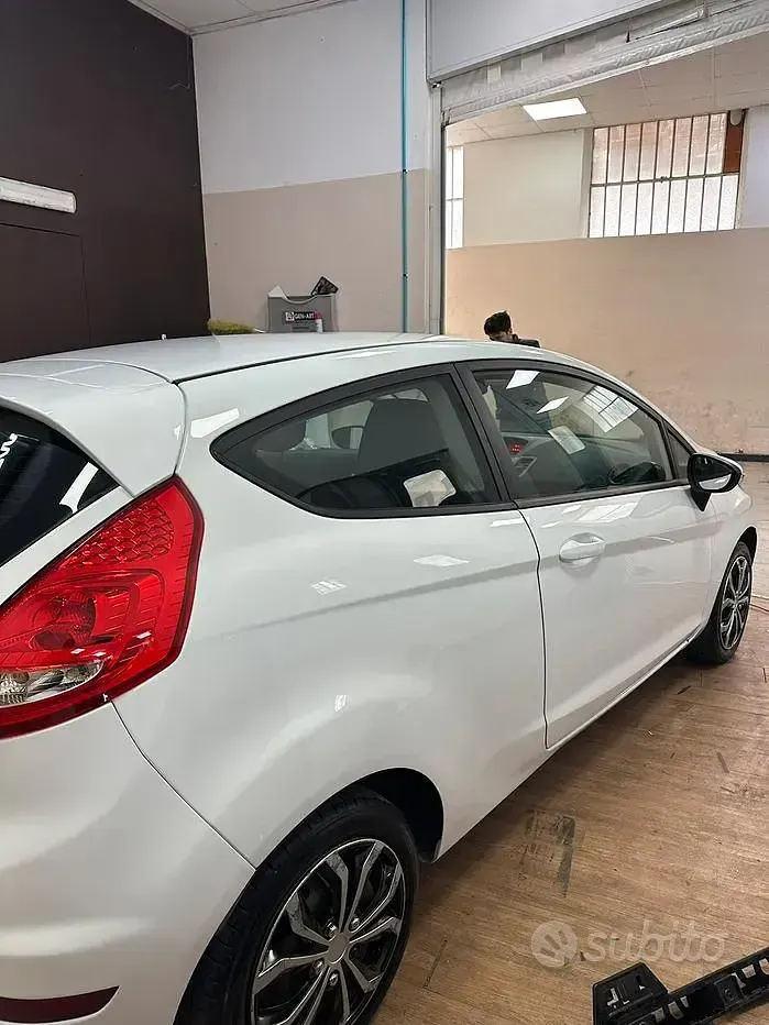Usata Ford Fiesta 60 CV (44 kW) 2011 Bianco Berlina