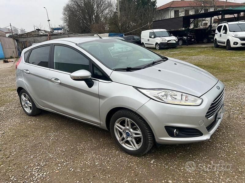 Usata Ford Fiesta Titanium 75 CV (55 kW) 2014 Grigio Utilitaria