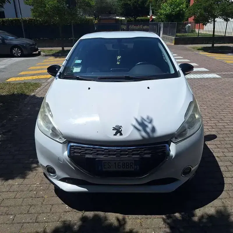 Usata Peugeot 208 Access 82 CV (60 kW) 2012 Bianco Utilitaria