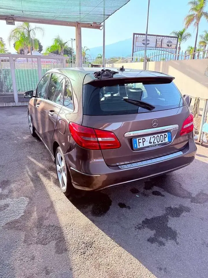 Usata Mercedes B180 Premium 109 CV (80 kW) 2013 Marrone Utilitaria