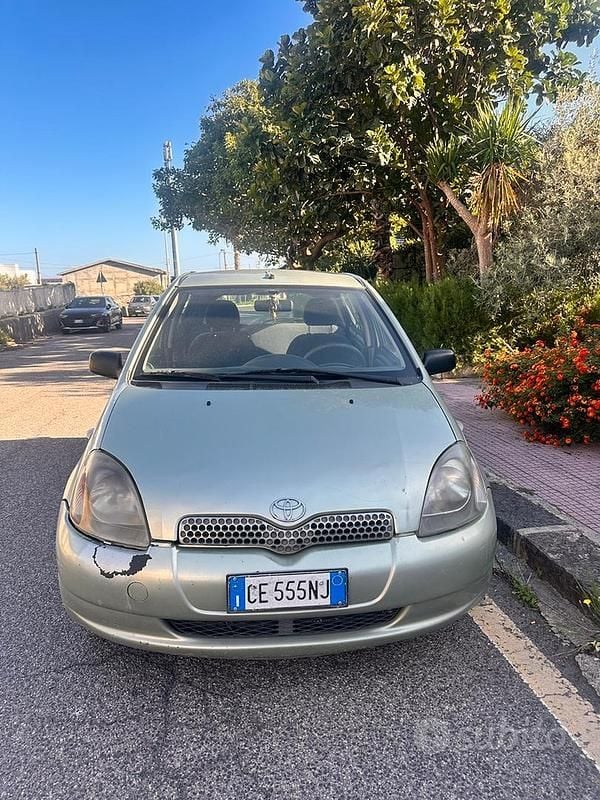 Usata Toyota Yaris 68 CV (50 kW) 2003 Verde Berlina