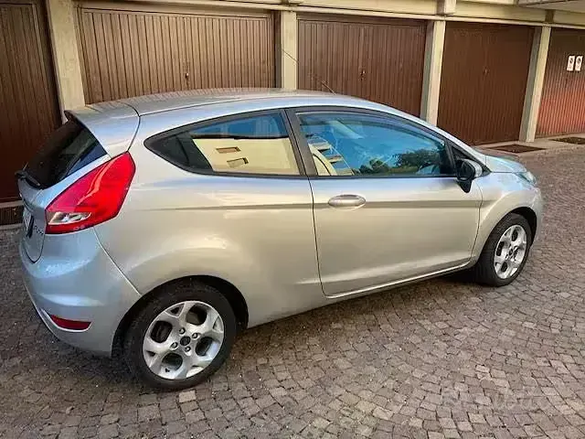 Usata Ford Fiesta 60 CV (44 kW) 2012 Grigio Berlina