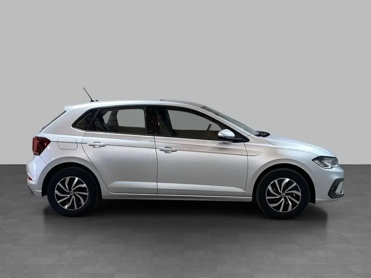 Usata VW Polo Life 95 CV (69 kW) 2024 Reflex silver metallizzato Utilitaria