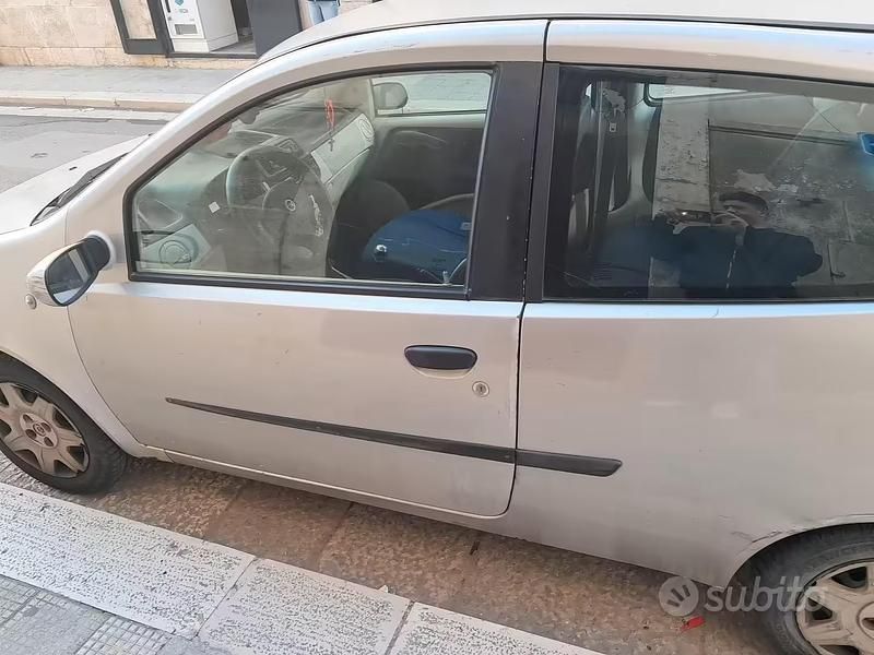Usata Fiat Punto 60 CV (44 kW) 2004 Grigio Utilitaria