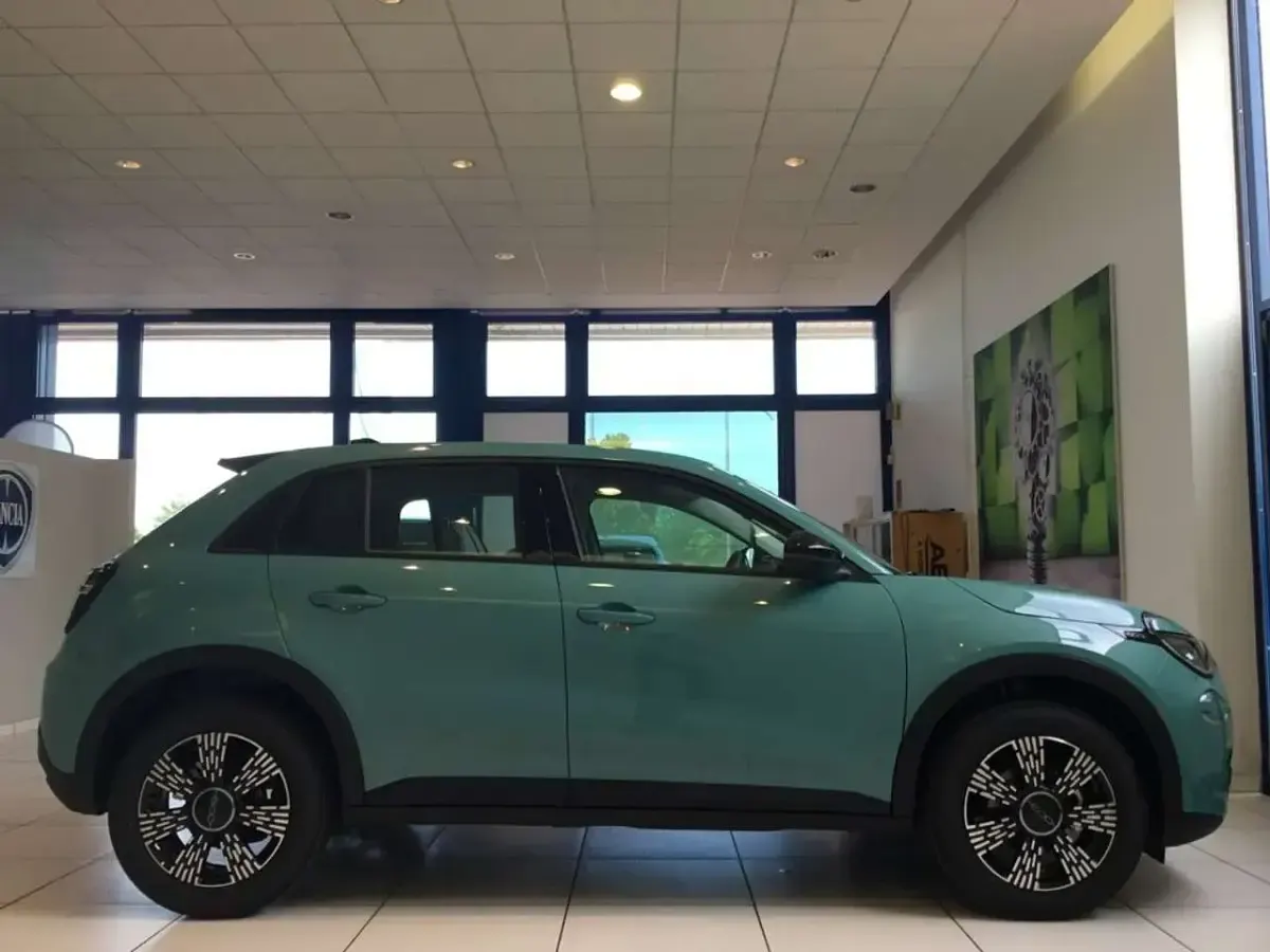 Nuova Fiat 600 Icon 101 CV (74 kW) 2026 Blu/azzurro SUV