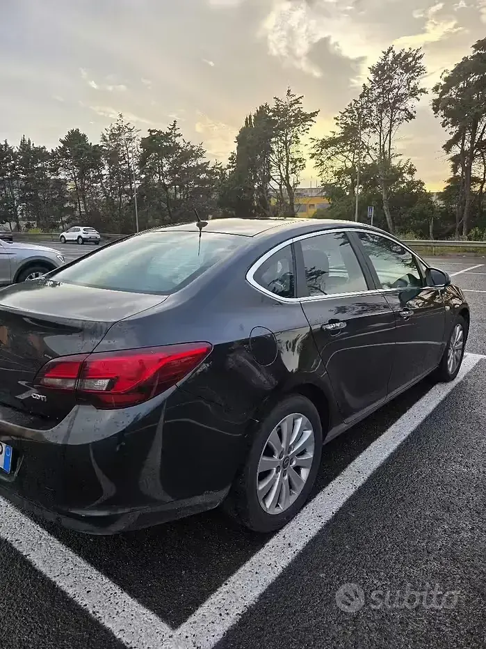 Usata Opel Astra Cosmo 110 CV (80 kW) 2013 Nero Berlina