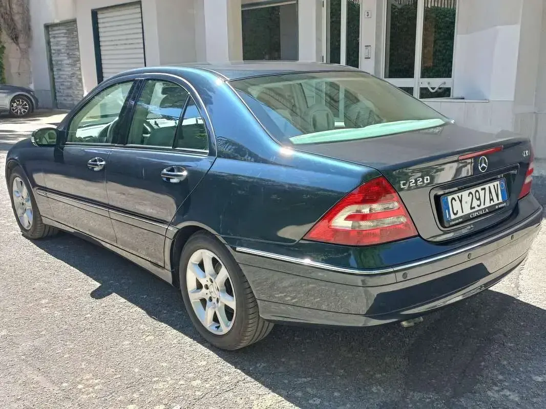 Usata Mercedes C220 Elegance 150 CV (110 kW) 2005 Blu/azzurro Berlina