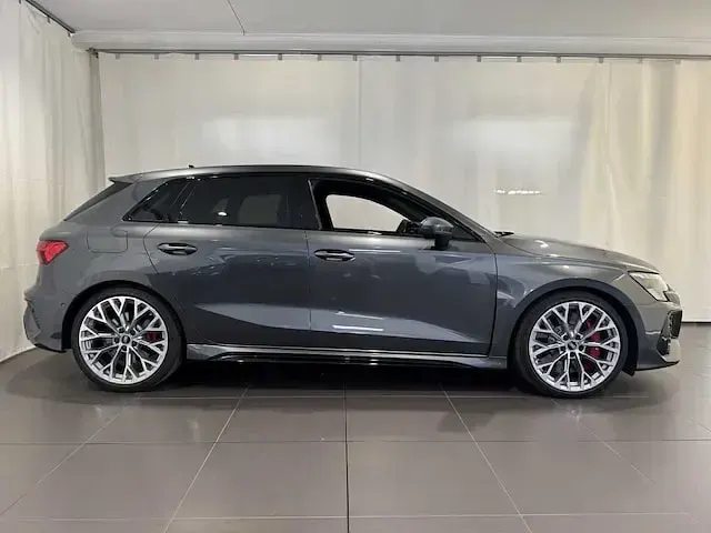 Käytetty Audi RS3 Sportback Ambiente 400 HP (294 kW) 2023 Harmaa Viistoperä