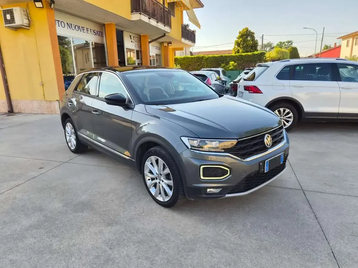 Usata VW T-Roc Advance 150 CV (110 kW) 2018 Grigio metallizzato SUV