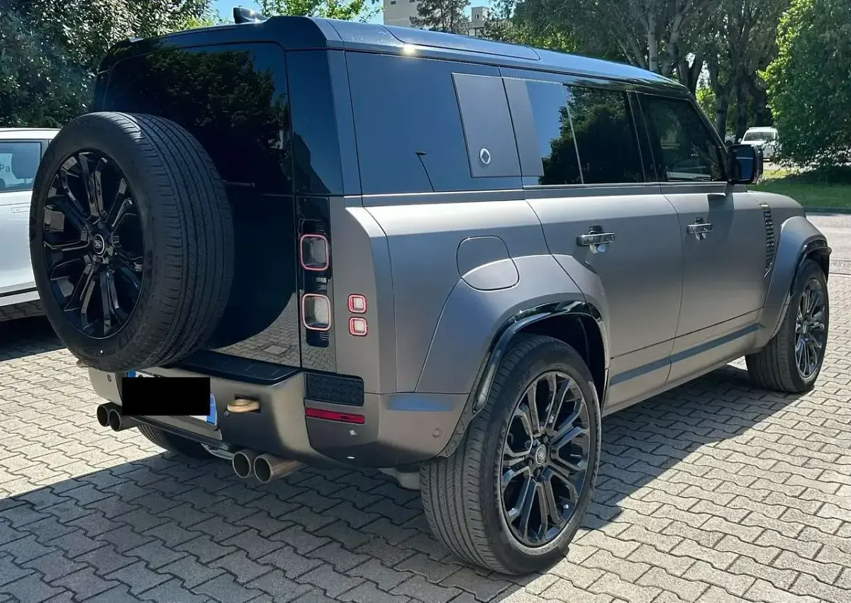 Usata Land Rover Defender 635 CV (467 kW) 2025 Grigio SUV
