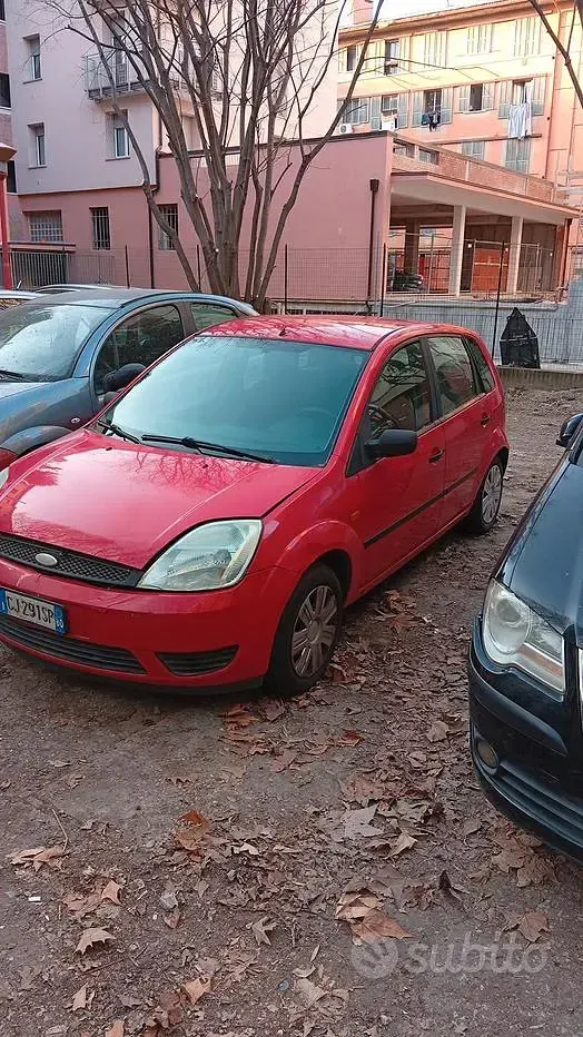 Usata Ford Fiesta 73 CV (53 kW) 2004 Rosso Utilitaria