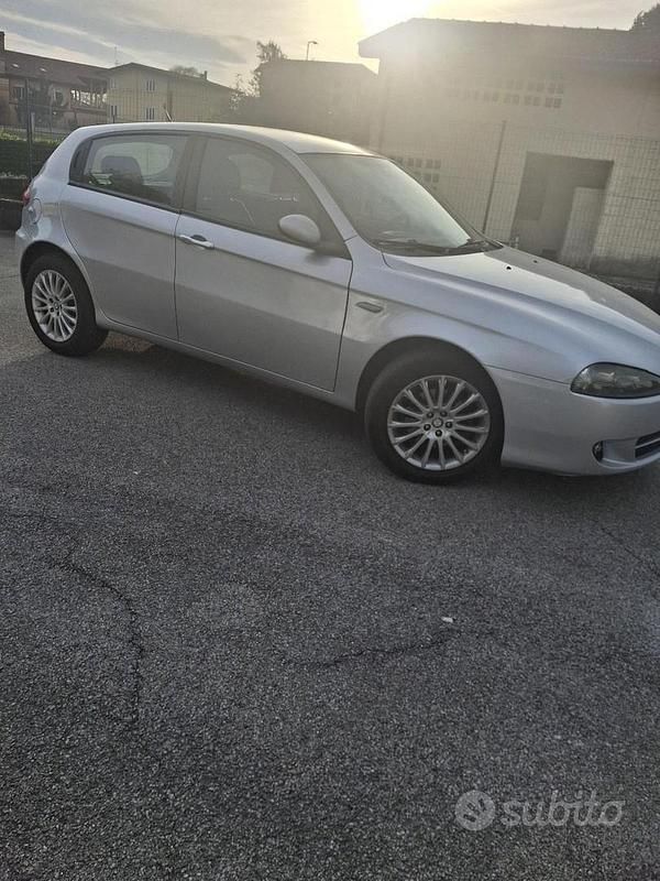 Usata Alfa Romeo 147 105 CV (77 kW) 2008 Grigio Utilitaria