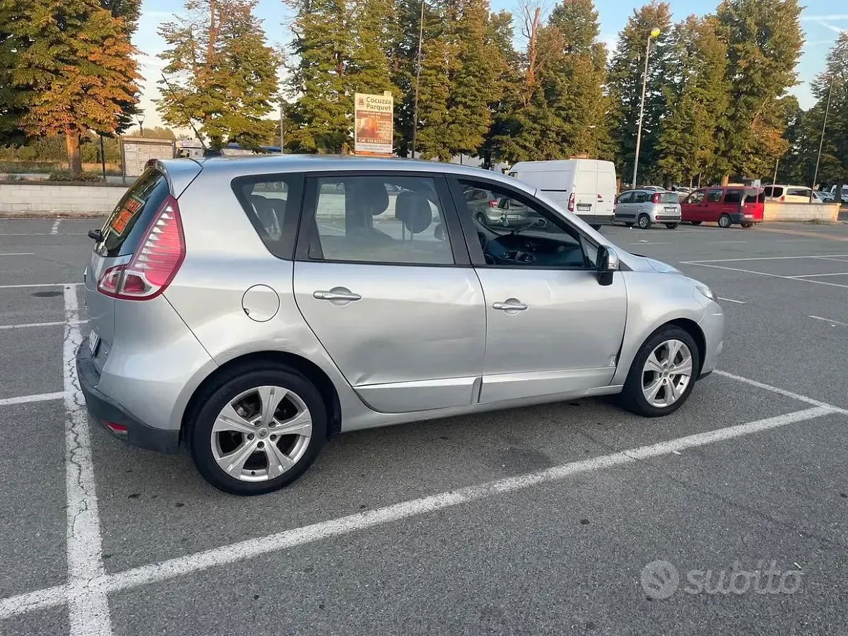 Usata Renault Scénic III 110 CV (80 kW) 2011 Grigio Monovolume