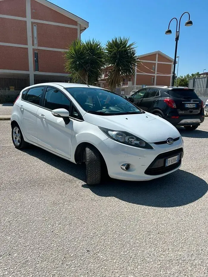 Usata Ford Fiesta 97 CV (71 kW) 2012 Bianco Berlina