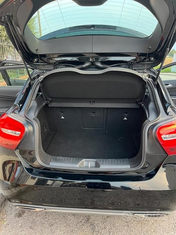 Usata Mercedes A180 109 CV (80 kW) 2016 Nero Utilitaria